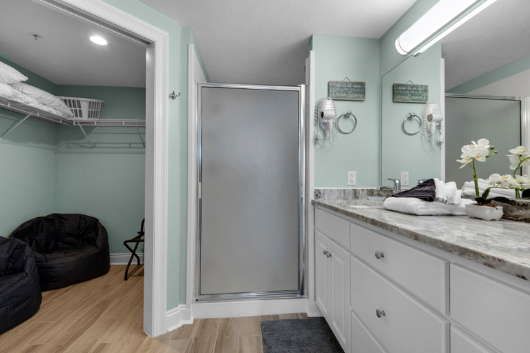 Bathroom 5, Treasure Island 1505, Bay