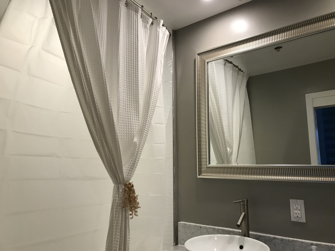 Bathroom 1, L.A Financial District Rentals, Los Angeles