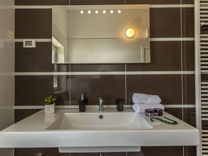 Bathroom 4, Luxury villa with infinity swimming pool, outdoor jacuzzi and garden , Sveti Lovreč