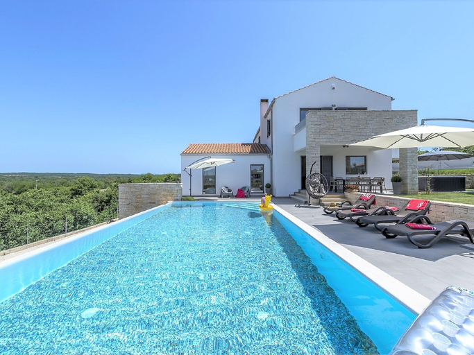 Sport & Beauty 2, Luxury villa with infinity swimming pool, outdoor jacuzzi and garden , Sveti Lovreč