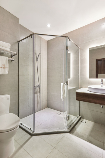 Bathroom 5, Chau Khuong Hotel, Long Xuyen Township