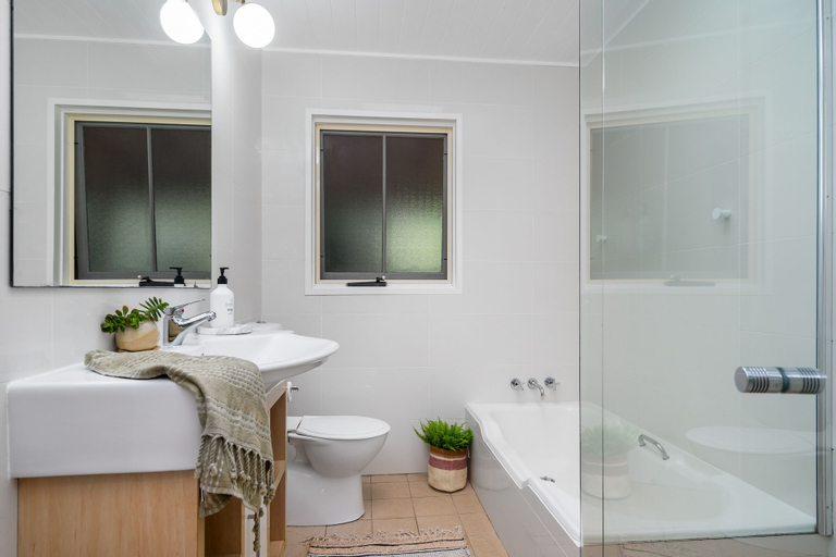 Bedroom 3, Your Luxury Escape - Little Farm House, Ballina