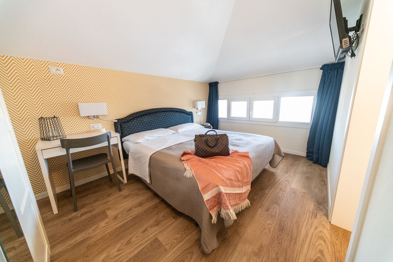 Bedroom 4, Hotel Kiss, Rimini