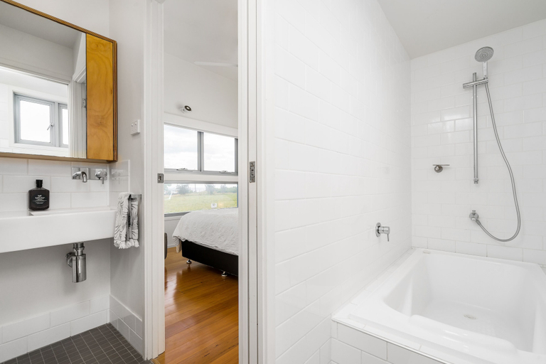 Bathroom, Summerhaven Apartment, Byron