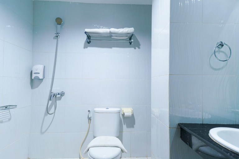 Bathroom 3, The Nagoya Plasa RedPartner, Batam