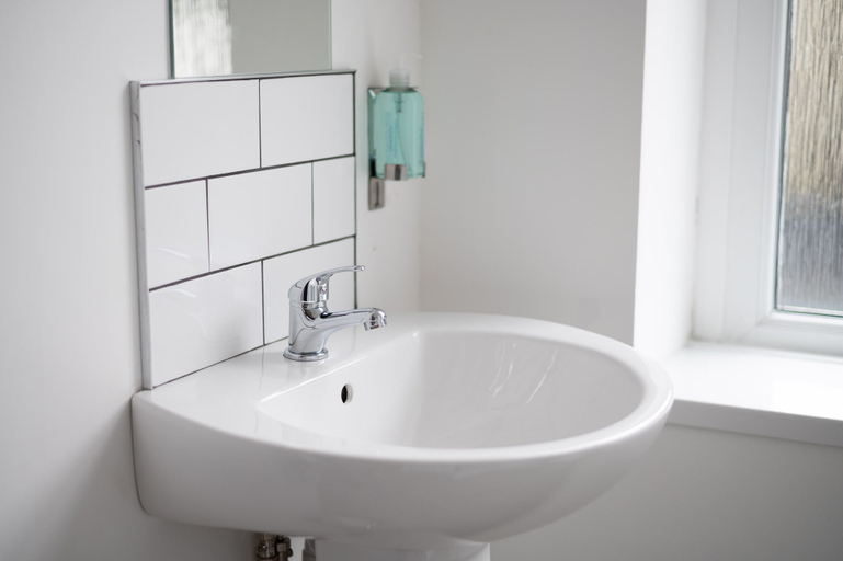 Bathroom 4, The Copper House - Studio Apartments - KG Short Stay, Swansea