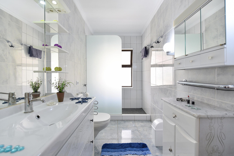 Bathroom, Sun Club Bungalows, Las Palmas