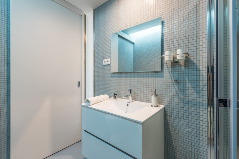 Bathroom 3, GuestReady - Crayon Walls Apartments, Porto