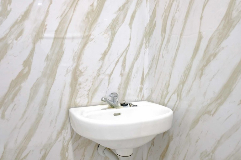 Bathroom 4, Miana Ancol Residence Mitra RedDoorz, North Jakarta