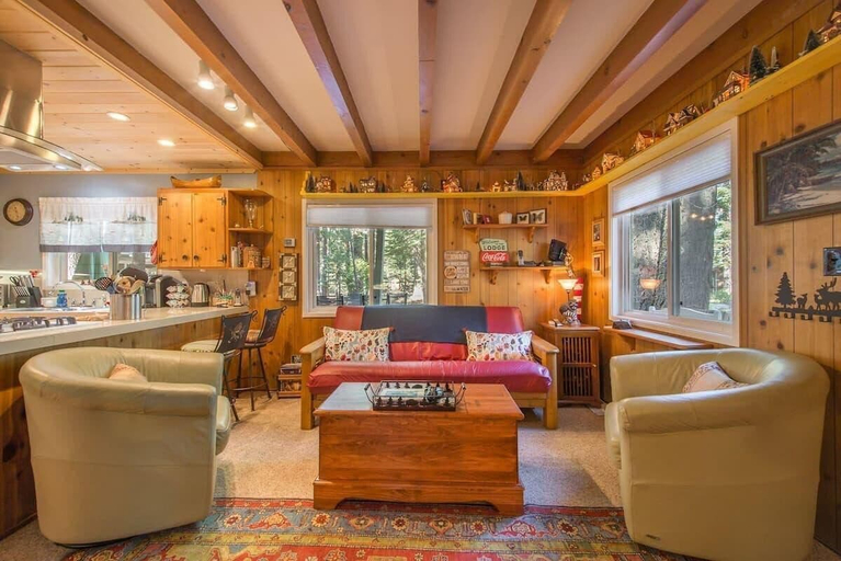 Public Area, Lupine by Avantstay - Dreamy Classic A Frame Cabin, Placer