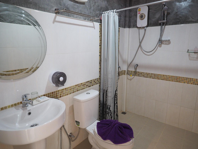 Bathroom 3, Baan Keree Thara, Lan Saka