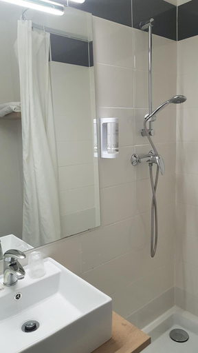 Bathroom 4, Brit Hotel Clermont L'Herault, Hérault
