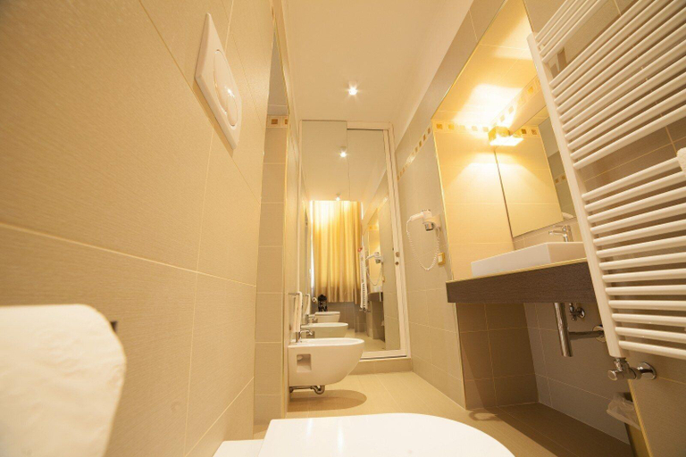 Bathroom 5, La Civetta, Foggia