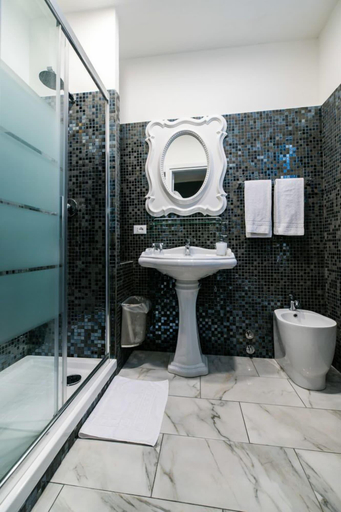 Bathroom 5, Il Covo, Rome