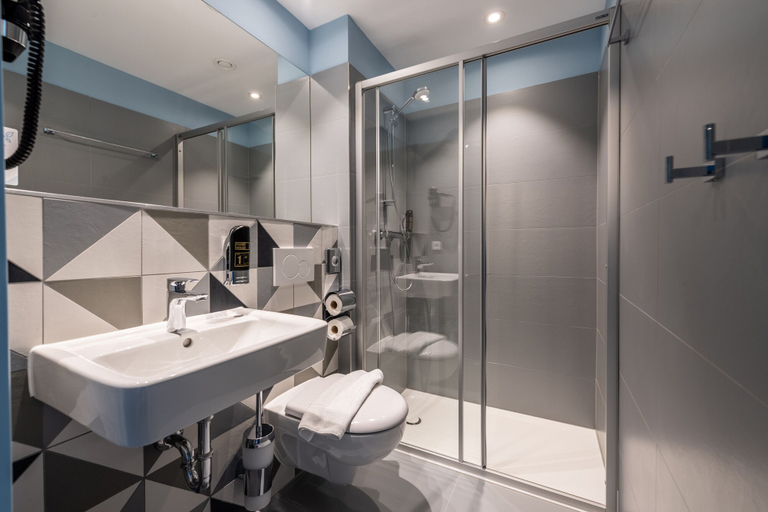 Bathroom 4, MEININGER Hotel Innsbruck Zentrum, Innsbruck