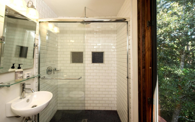 Bathroom, Tree Fort! Redwoods! Hot Tub!! Fire Table!! Google Smart Home!! Fast WiFi!! Dog Friendly!, Sonoma