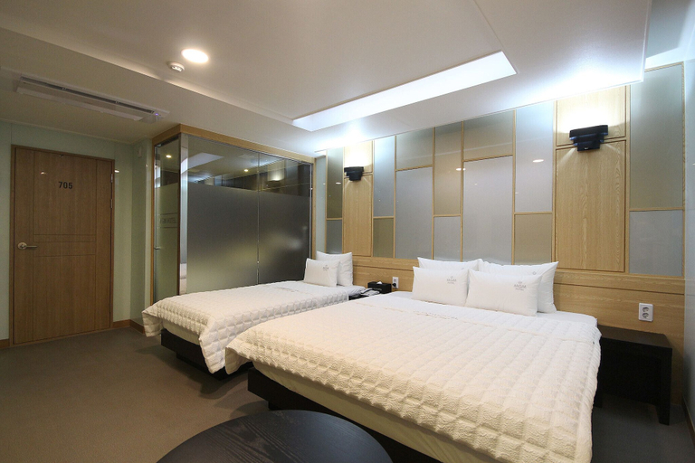 Bedroom 2, Busan Nampodong Momo, Jung