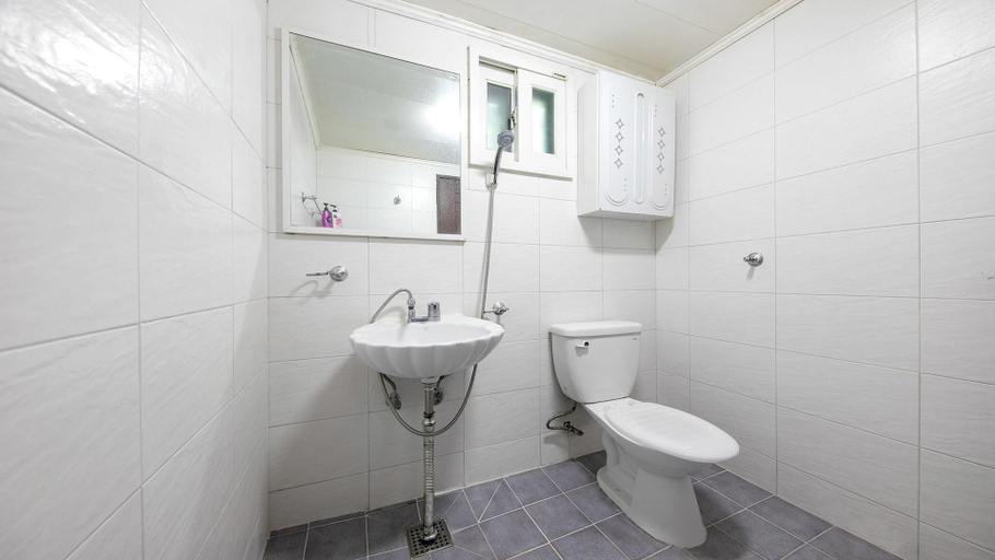 Bathroom 5, Gapyeong Feelstay Pension, Gapyeong