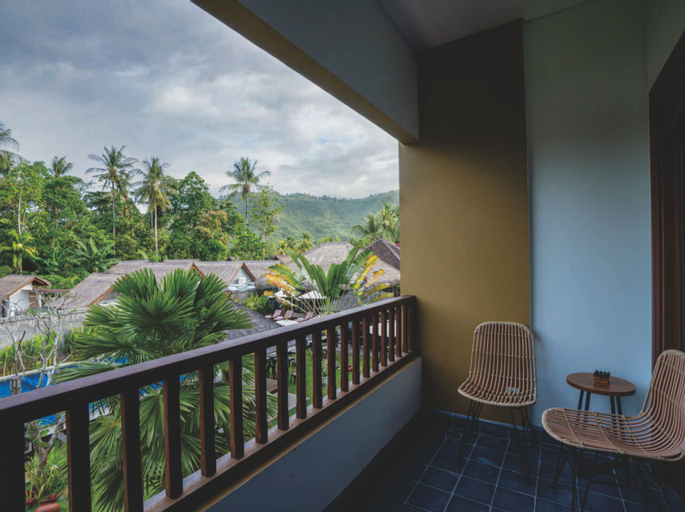 Exterior & Views 27