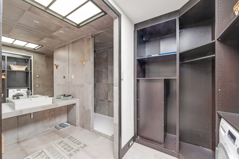 Bathroom 4, Les Toits de Paris, Paris