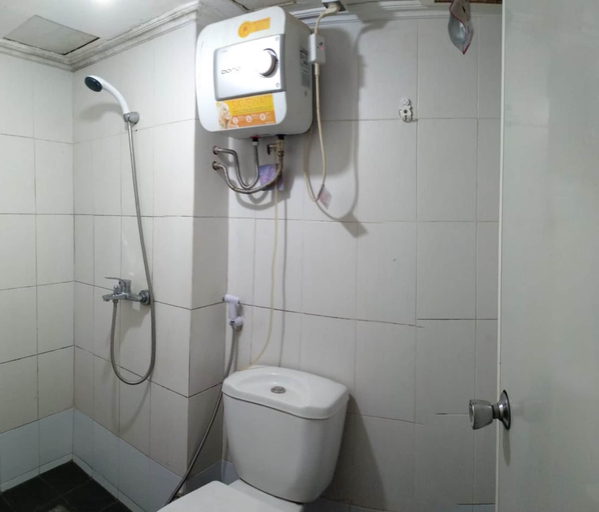 Bathroom, Happy Stay at Jarrdin Apartment, Bandung