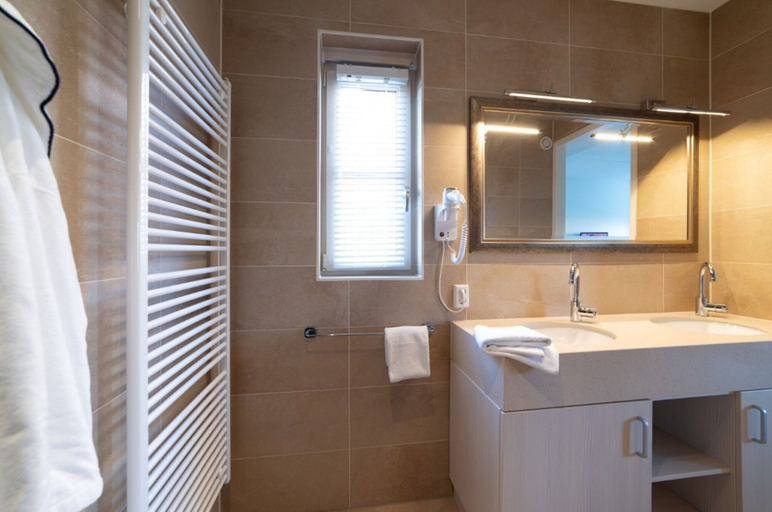 Bathroom 4, Holiday Home in Colijnsplaat by the Sea, Noord-Beveland