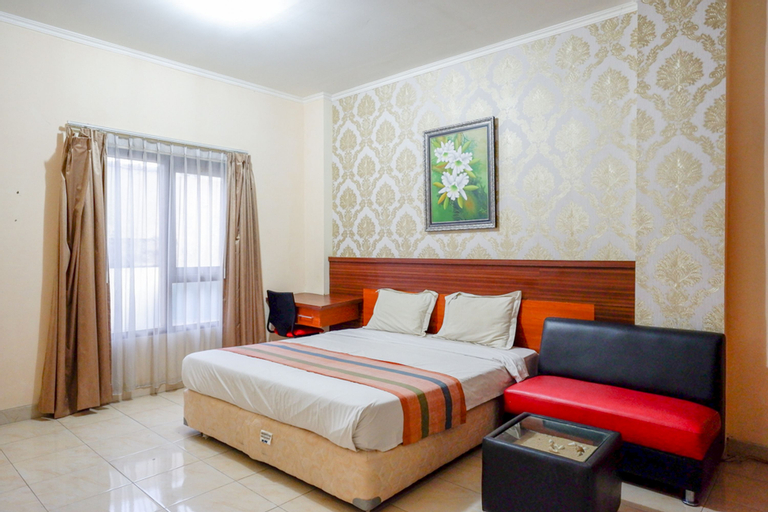 Bedroom 1, Pineapple Mansion Solo Mitra RedDoorz near RS JIH Solo, Solo