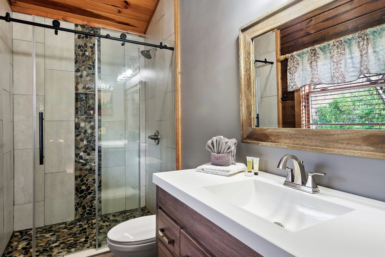 Bathroom 4, LOVE SHACK, Sevier