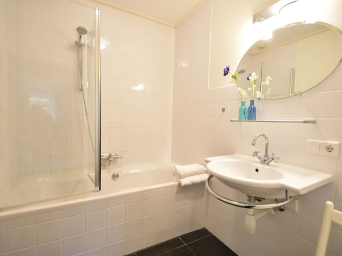 Bathroom 3, Bungalow in Kamperland near Water Sports, Noord-Beveland
