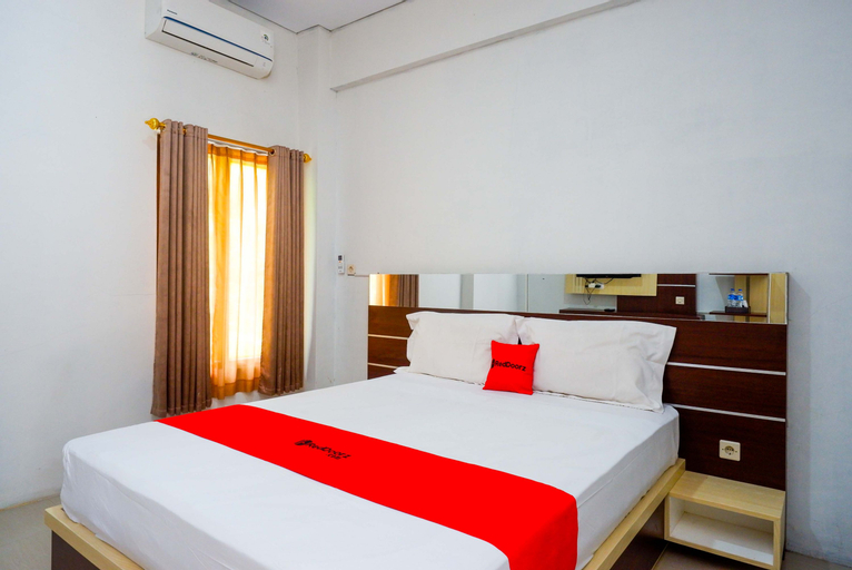 RedDoorz At Artomoro Guest House - Tap to explore photos