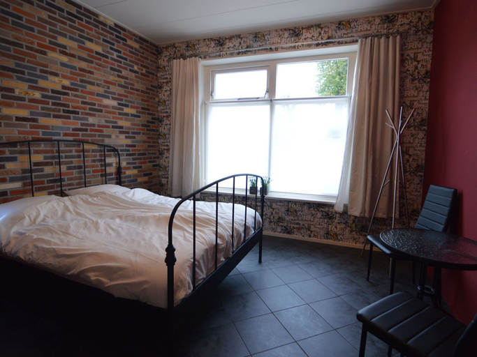 Bedroom 2, Home with Vinyls, Bikes and Waterways, Littenseradiel