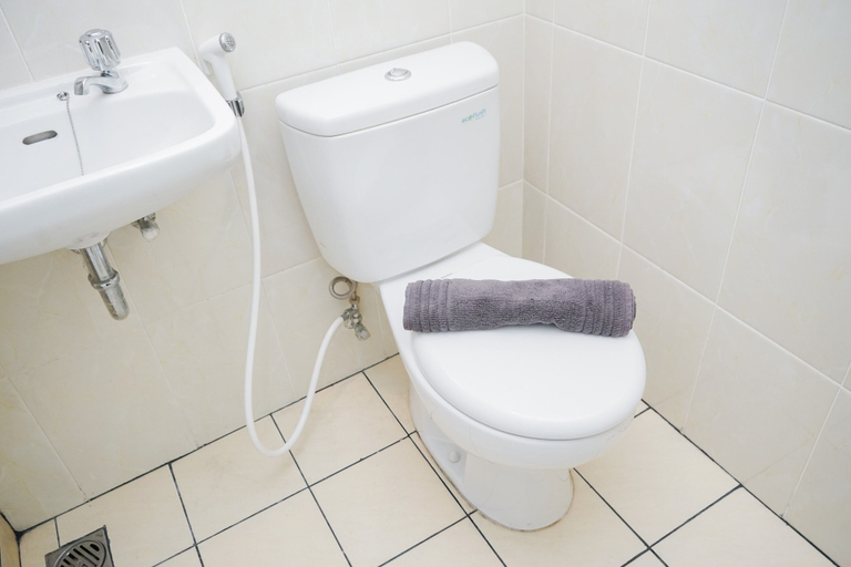 Bathroom 3, Comfy Studio Apt at M-Town Residence By Travelio, Tangerang