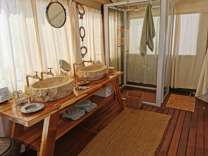 Bathroom 4, Ohorongo Tented Camp, Kamanjab