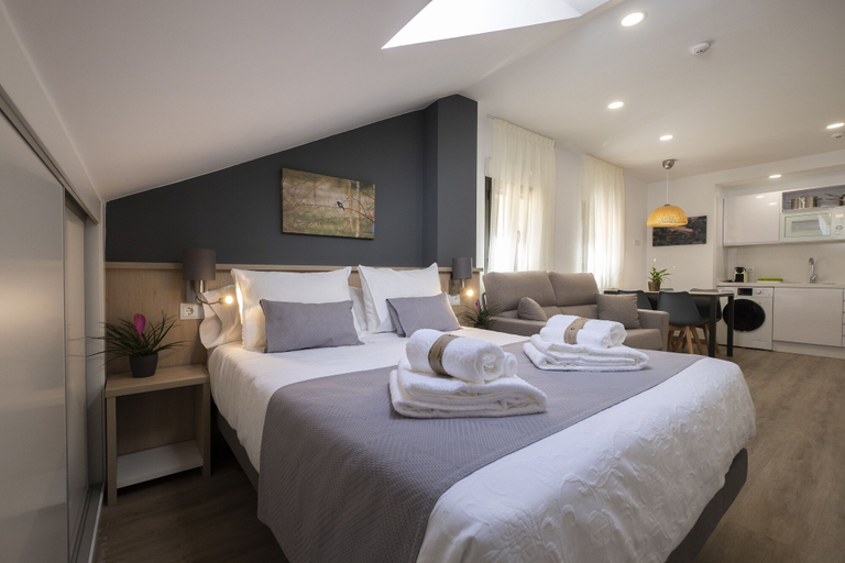Bedroom 2, Luxor Torre del Clavero Apartments, Salamanca