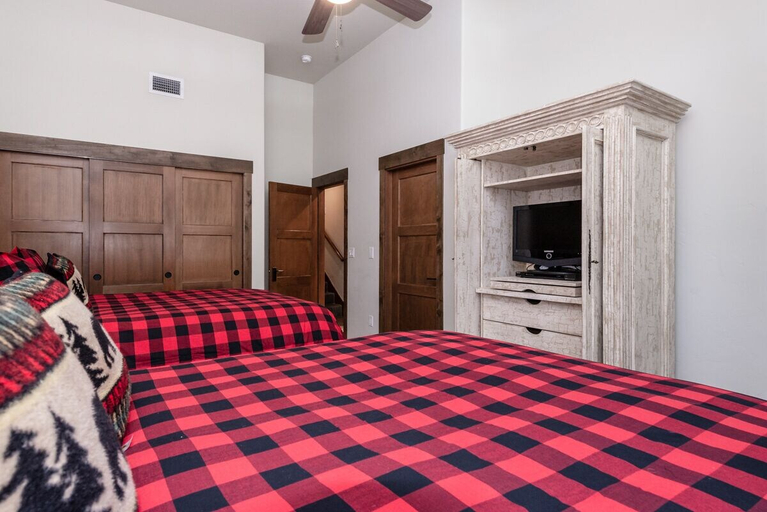 Bedroom 4, Woodwinds 22, Mono