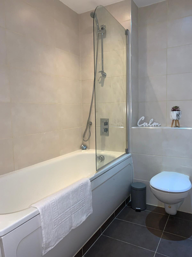 Bathroom, Unique & Stylish 2 Bed Apartment, Kent
