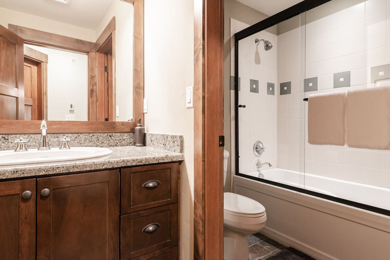 Bathroom 5, Woodwinds 22, Mono