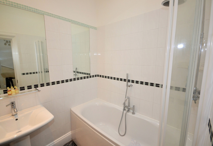 Bathroom 3, 4 Roslyn House, Isle of Wight