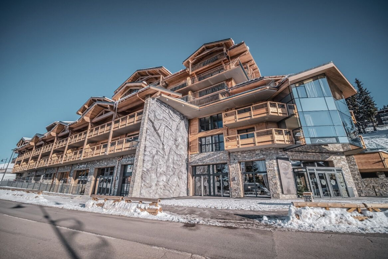 Exterior & Views