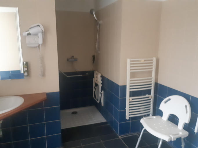 Bathroom 4, La Petite Rade Hôtel Logis, Seine-Maritime