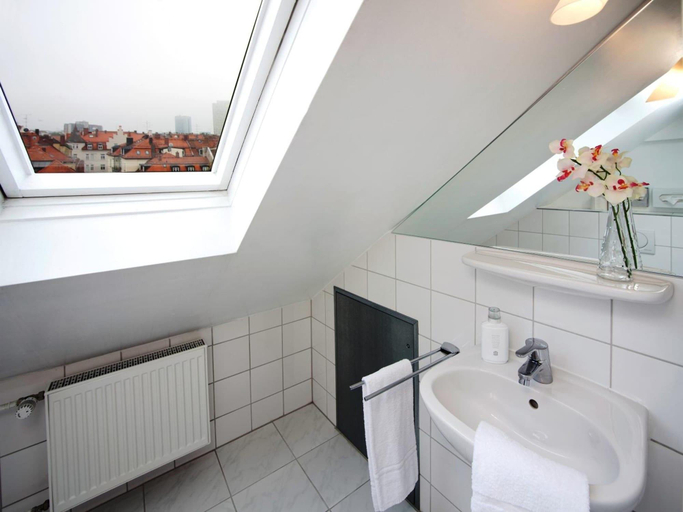 Bathroom 5, Hahn Hotel, München