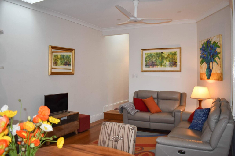 Others 4, Cosy Erko 2 Bedroom Home on Edge of Sydney City Centre, Sydney