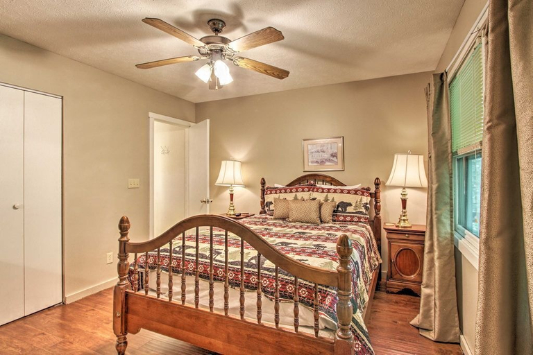 Bedroom 2, Around the Bend, Sevier