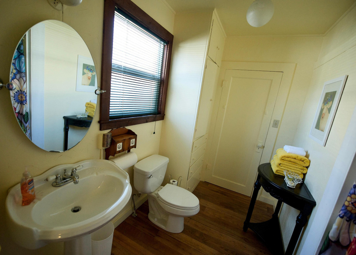 Bathroom 4, Cozy Main Street Cottage, Calaveras