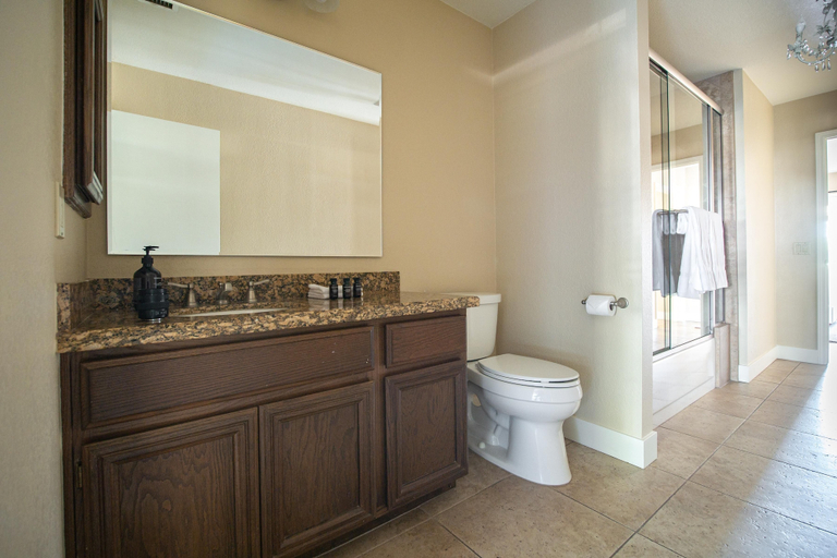 Bathroom 5, Sonoran by AvantStay | Desert Getaway w/ Pool, Rooftop Deck & Views, Maricopa