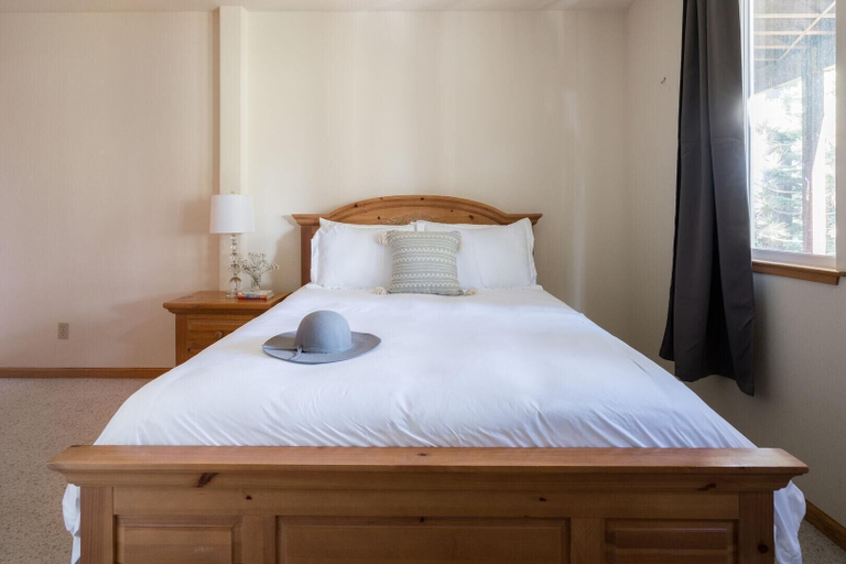 Bedroom 4, Sparrow - Modern Mountain Retreat w Hot Tub & Pool Table, Nevada