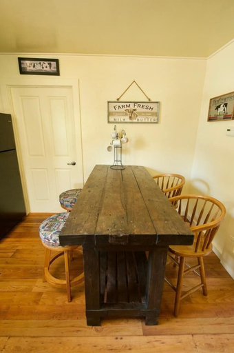 Others 5, Cozy Main Street Cottage, Calaveras