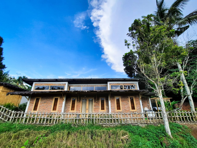 Exterior & Views 24