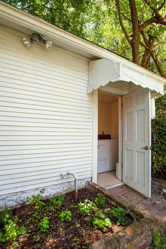 Exterior & Views 2, Greenhouse Cottage - Central Location, Washington