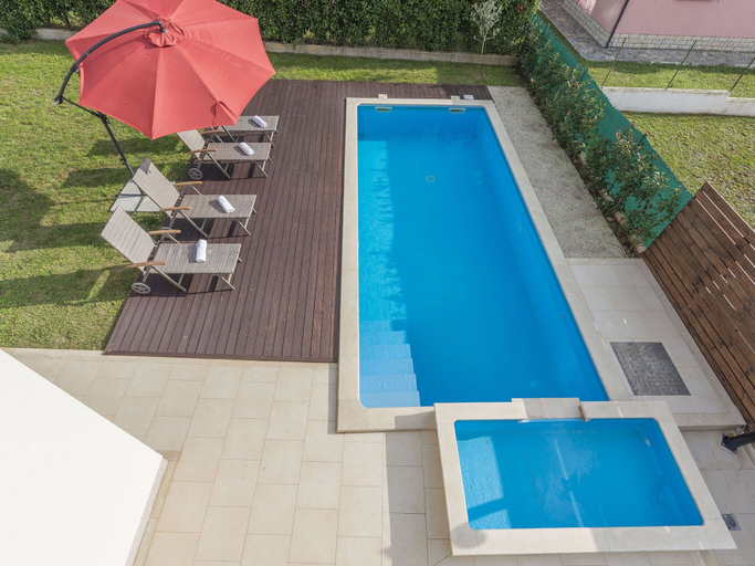 Sport & Beauty 2, Villa with private pool and garden, near Porec and water park, Poreč